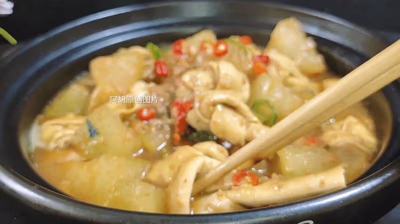 苦瓜黃瓜先靠邊站,夏天這菜趁早吃!三種食材燜一鍋,祛濕大好處、特入味