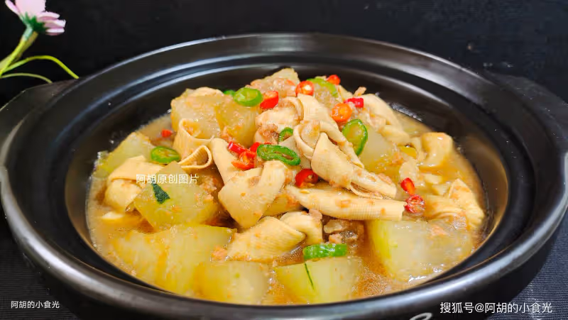 苦瓜黃瓜先靠邊站,夏天這菜趁早吃!三種食材燜一鍋,祛濕大好處、特入味