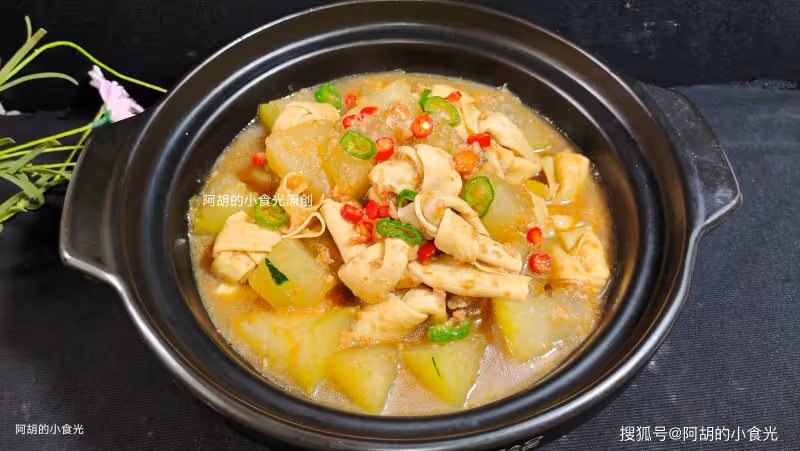 苦瓜黃瓜先靠邊站,夏天這菜趁早吃!三種食材燜一鍋,祛濕大好處、特入味