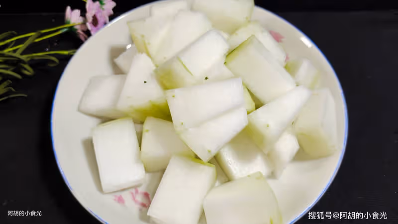 苦瓜黃瓜先靠邊站,夏天這菜趁早吃!三種食材燜一鍋,祛濕大好處、特入味