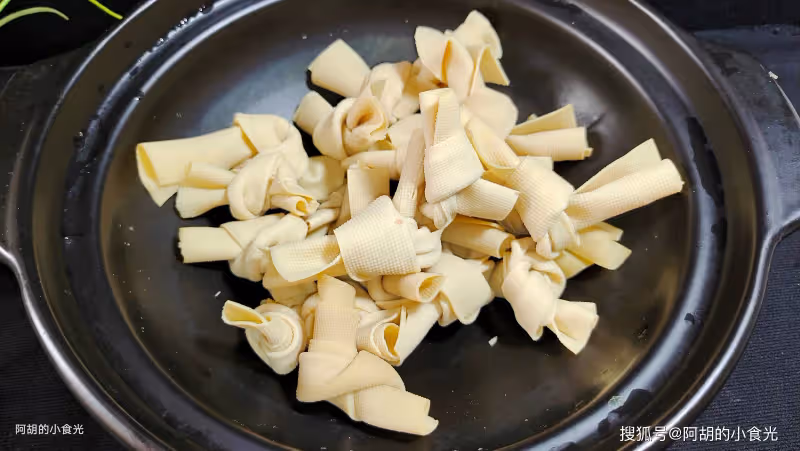 苦瓜黃瓜先靠邊站,夏天這菜趁早吃!三種食材燜一鍋,祛濕大好處、特入味
