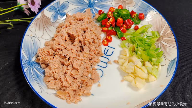 苦瓜黃瓜先靠邊站,夏天這菜趁早吃!三種食材燜一鍋,祛濕大好處、特入味