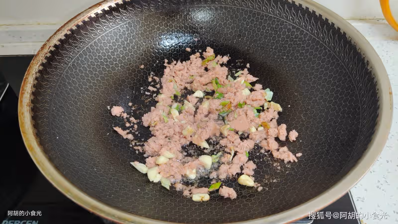 苦瓜黃瓜先靠邊站,夏天這菜趁早吃!三種食材燜一鍋,祛濕大好處、特入味