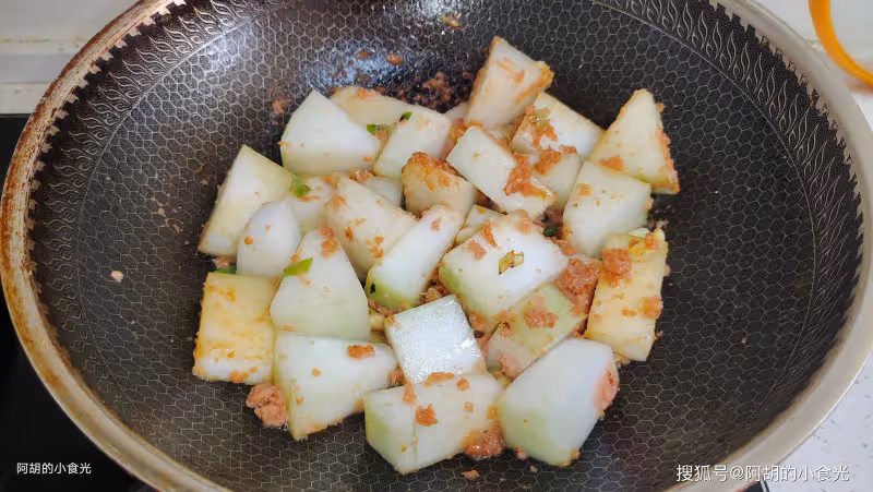 苦瓜黃瓜先靠邊站,夏天這菜趁早吃!三種食材燜一鍋,祛濕大好處、特入味