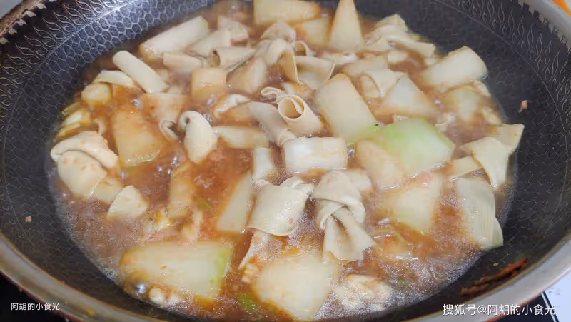 苦瓜黃瓜先靠邊站,夏天這菜趁早吃!三種食材燜一鍋,祛濕大好處、特入味