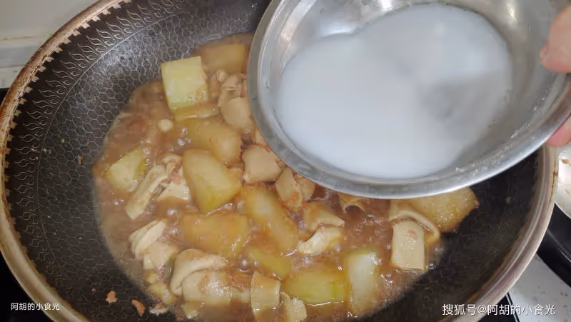 苦瓜黃瓜先靠邊站,夏天這菜趁早吃!三種食材燜一鍋,祛濕大好處、特入味
