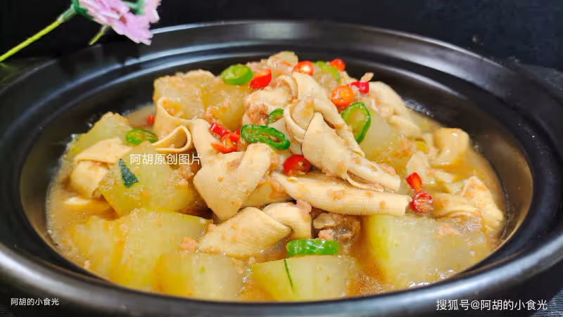 苦瓜黃瓜先靠邊站,夏天這菜趁早吃!三種食材燜一鍋,祛濕大好處、特入味