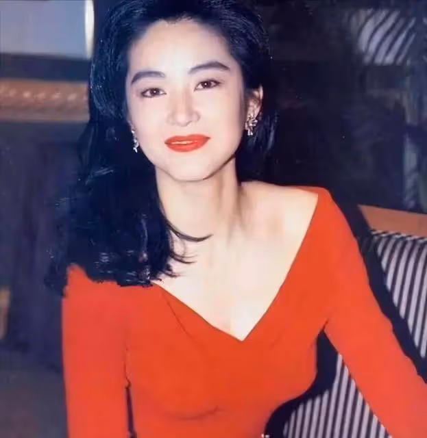 林青霞自然老去，近70歲都沒有大媽感，雖然身材臃腫但穿著端莊！