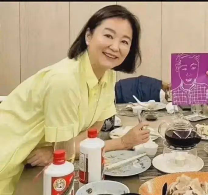 林青霞自然老去，近70歲都沒有大媽感，雖然身材臃腫但穿著端莊！