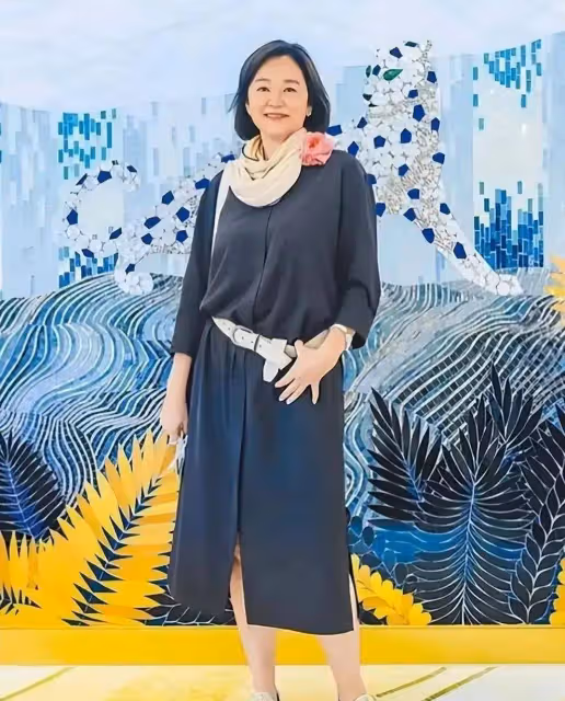 林青霞自然老去，近70歲都沒有大媽感，雖然身材臃腫但穿著端莊！