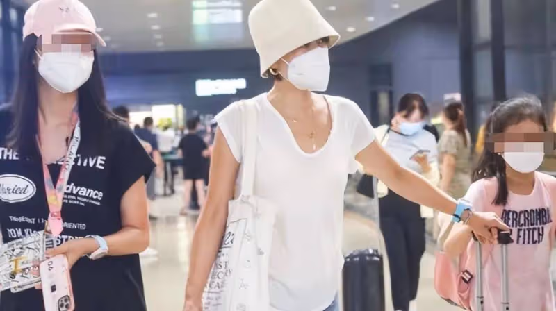 馬伊琍徹底不把自己當明星!穿睡裙踩人字拖接女兒放學太接地氣