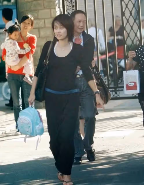 馬伊琍徹底不把自己當明星!穿睡裙踩人字拖接女兒放學太接地氣