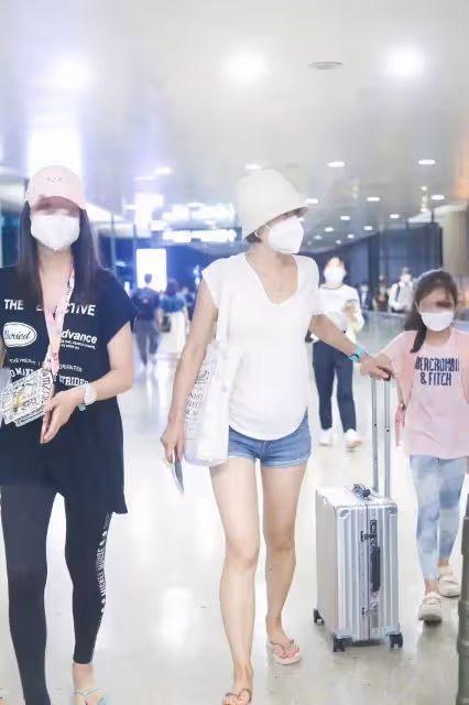 馬伊琍徹底不把自己當明星!穿睡裙踩人字拖接女兒放學太接地氣