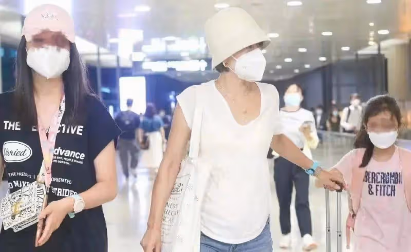 馬伊琍徹底不把自己當明星!穿睡裙踩人字拖接女兒放學太接地氣
