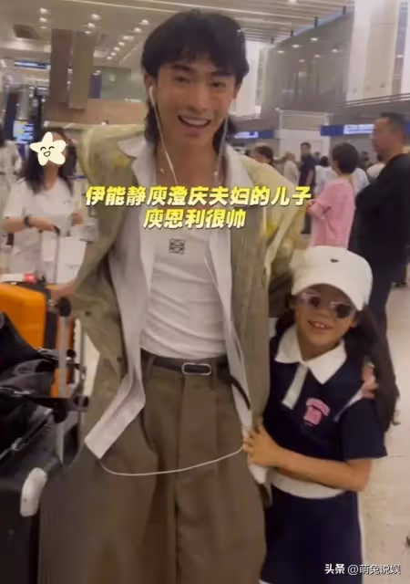 伊能靜兒子畢業回上海,妹妹接機,小米粒超粘哈利,兄妹感情超好