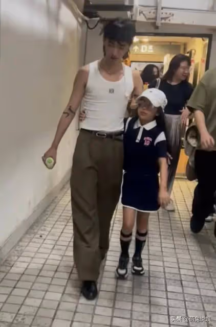 伊能靜兒子畢業回上海,妹妹接機,小米粒超粘哈利,兄妹感情超好