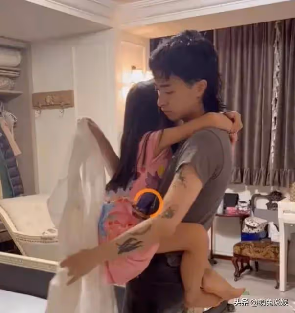 伊能靜兒子畢業回上海,妹妹接機,小米粒超粘哈利,兄妹感情超好