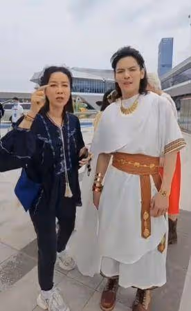 56歲那英錄影「被向佐撞倒摔地」!網痛罵節目組冷血 她直播曝現況