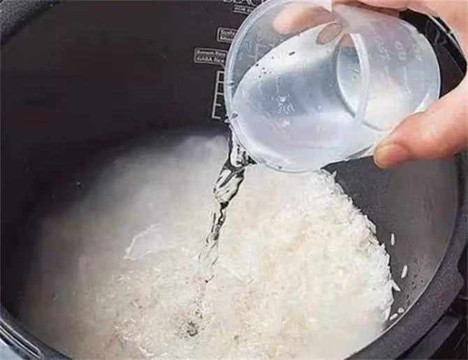 煮米飯時別總加水了,教你飯店不外傳的秘訣,米飯鬆軟香甜真好吃