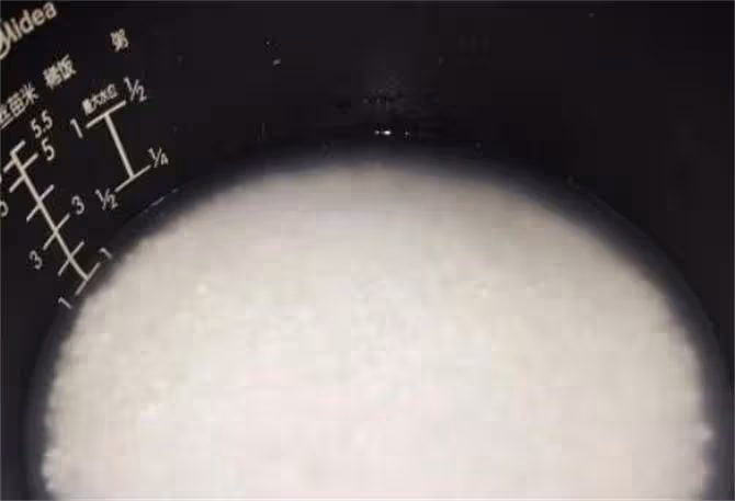 煮米飯時別總加水了,教你飯店不外傳的秘訣,米飯鬆軟香甜真好吃