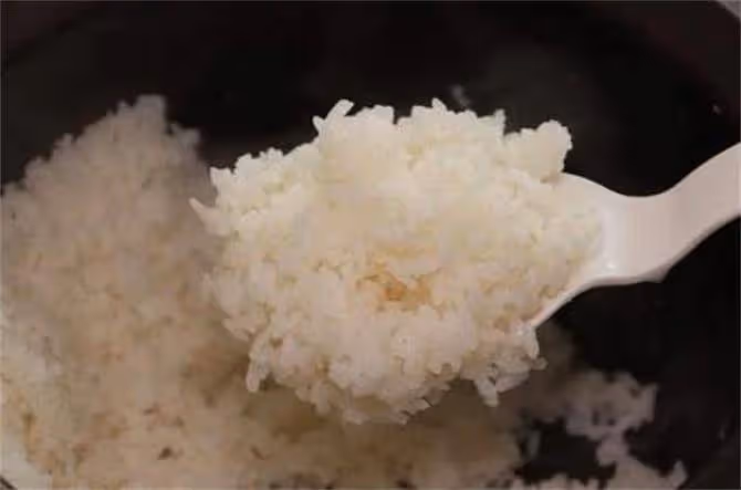 煮米飯時別總加水了,教你飯店不外傳的秘訣,米飯鬆軟香甜真好吃