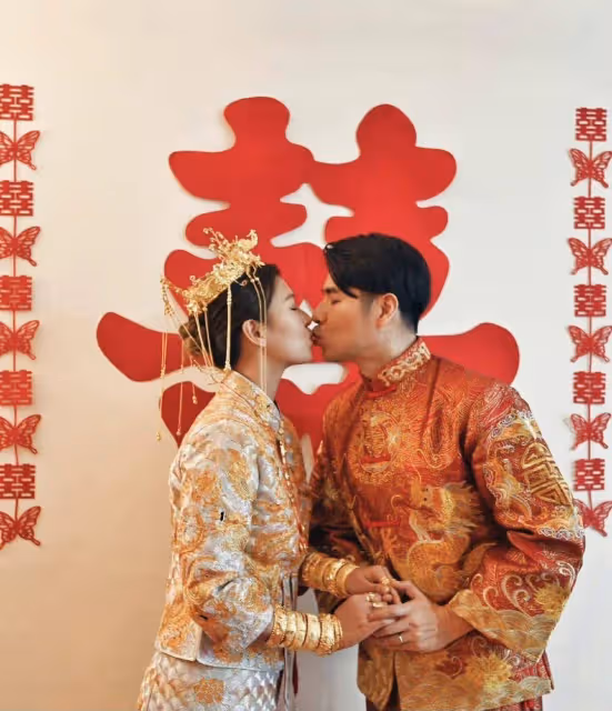 恭喜!香港知名星二代補辦中式婚禮,父親秦沛豪氣送支票