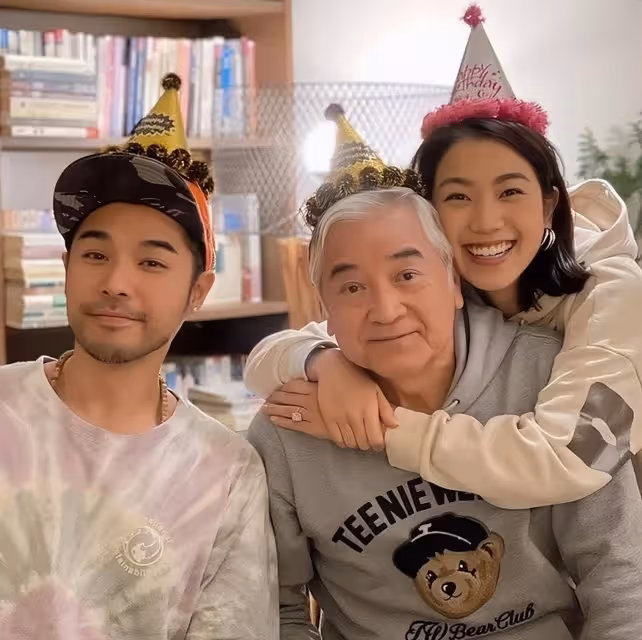恭喜!香港知名星二代補辦中式婚禮,父親秦沛豪氣送支票