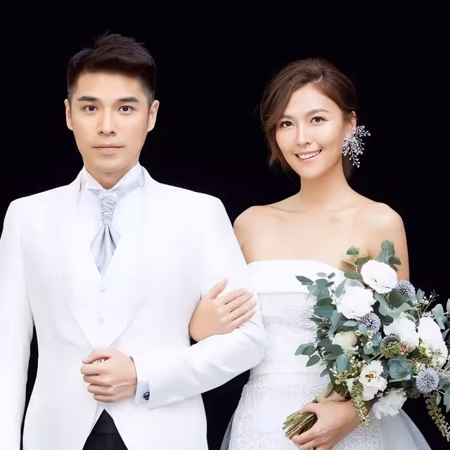 恭喜!香港知名星二代補辦中式婚禮,父親秦沛豪氣送支票