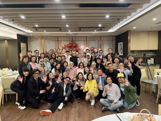 模範夫妻!75歲老戲骨與太太結婚50周年親吻曬恩愛,子女及圈中好友齊到賀