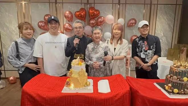 模範夫妻!75歲老戲骨與太太結婚50周年親吻曬恩愛,子女及圈中好友齊到賀