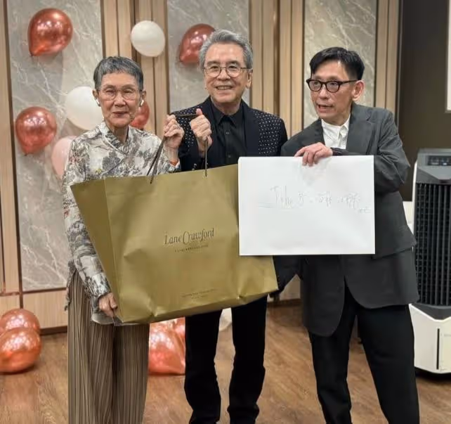 模範夫妻!75歲老戲骨與太太結婚50周年親吻曬恩愛,子女及圈中好友齊到賀