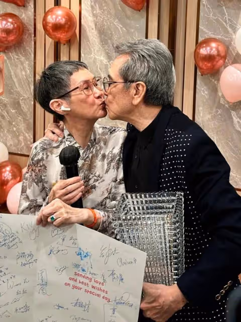模範夫妻!75歲老戲骨與太太結婚50周年親吻曬恩愛,子女及圈中好友齊到賀