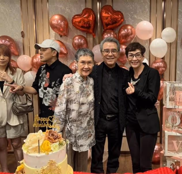 模範夫妻!75歲老戲骨與太太結婚50周年親吻曬恩愛,子女及圈中好友齊到賀