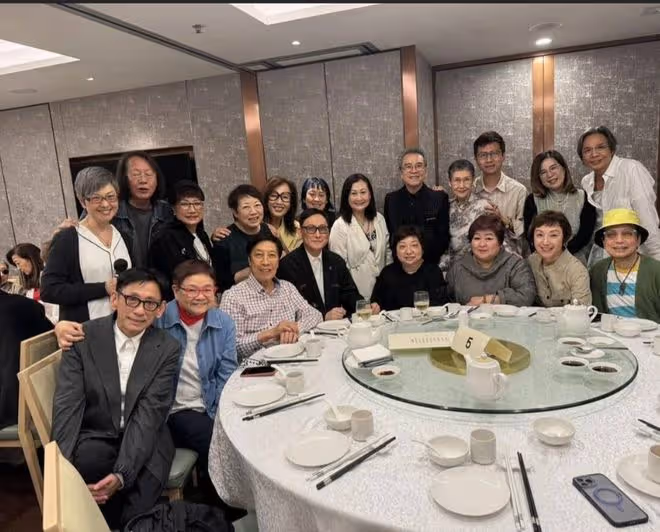 模範夫妻!75歲老戲骨與太太結婚50周年親吻曬恩愛,子女及圈中好友齊到賀