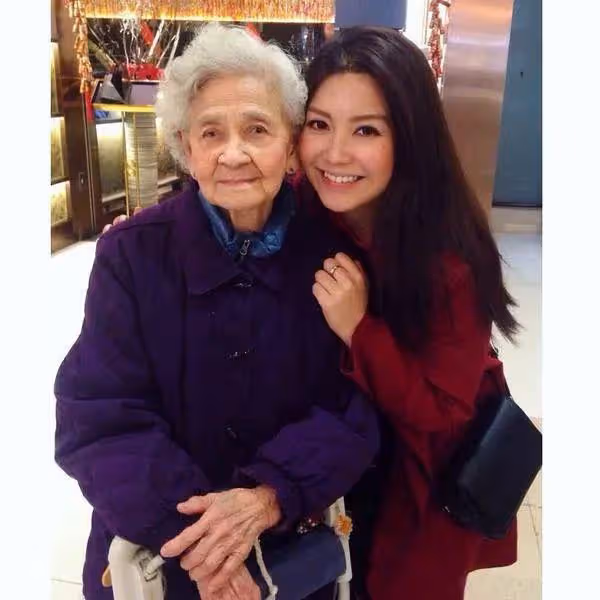 34歲ViuTV「一姐」近百歲奶奶睡夢中離世,遺憾沒留半句話