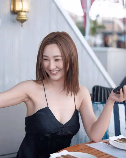 TVB女星內地身價暴漲,與Twins齊上綜藝!全家福曝光兩個帥弟弟