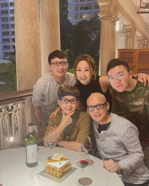 TVB女星內地身價暴漲,與Twins齊上綜藝!全家福曝光兩個帥弟弟