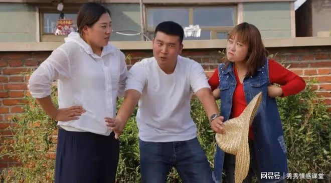 兒媳婦打電話五一帶我旅遊我說沒空,親家說我不識好歹,我:冷笑