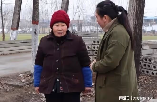 兒媳婦打電話五一帶我旅遊我說沒空,親家說我不識好歹,我:冷笑