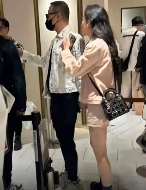 只見新人笑不聞舊人哭！汪峰跟女友十指緊扣，沉默的子怡讓人心疼