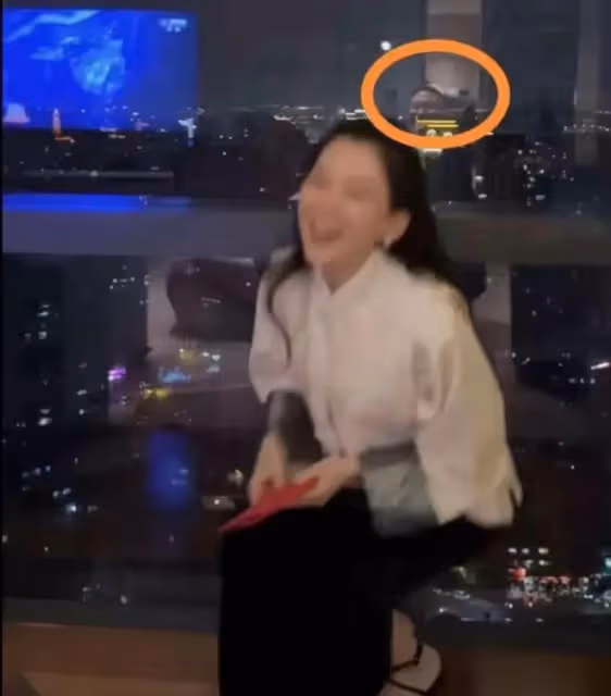 只見新人笑不聞舊人哭！汪峰跟女友十指緊扣，沉默的子怡讓人心疼