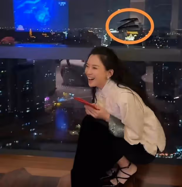 只見新人笑不聞舊人哭！汪峰跟女友十指緊扣，沉默的子怡讓人心疼