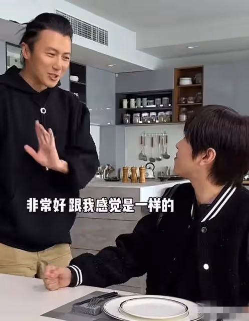 給網紅白冰做飯的謝霆鋒，點頭哈腰的樣子好掉檔次！
