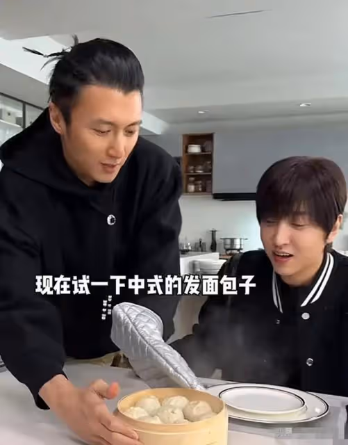 給網紅白冰做飯的謝霆鋒，點頭哈腰的樣子好掉檔次！