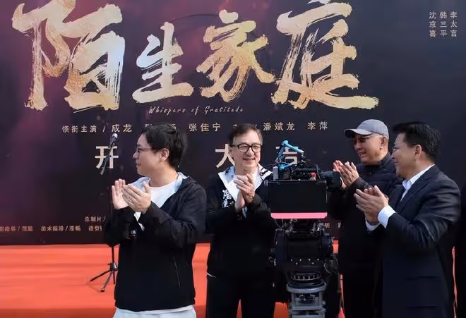 鬧大了！成龍拍戲封路差點跟路人打起來稱手續齊全 網友：誰批的