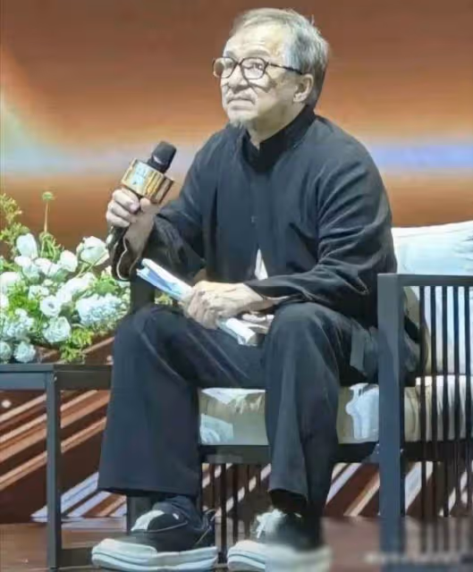 鬧大了！成龍拍戲封路差點跟路人打起來稱手續齊全 網友：誰批的
