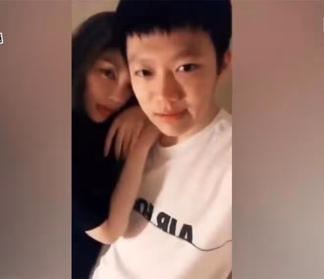 夜宿門報應在甜馨身上，從賈乃亮的回應中看出來他早已原諒李小璐