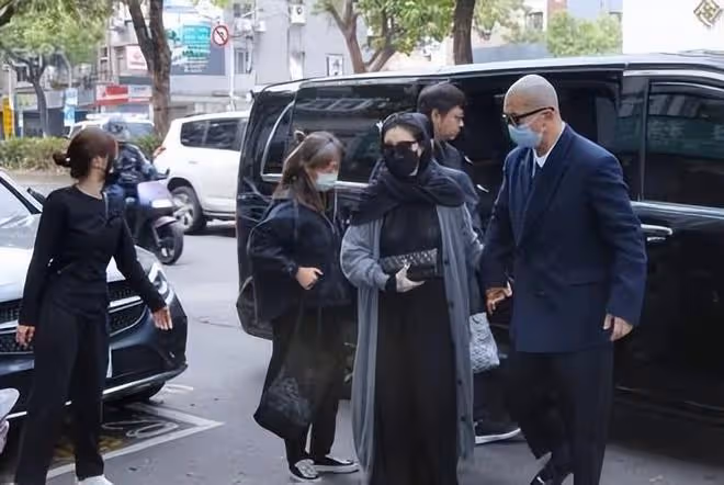 大S牽手具俊曄現身靈堂，戴胸貼穿透視裝引網友熱議