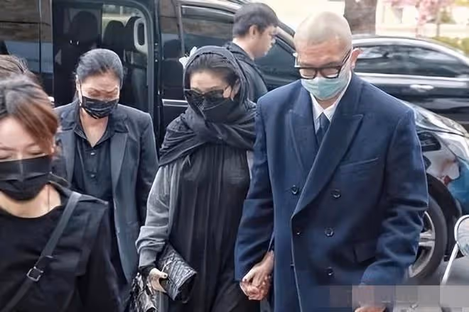 大S牽手具俊曄現身靈堂，戴胸貼穿透視裝引網友熱議