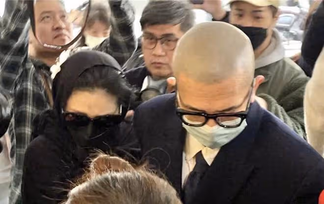 大S牽手具俊曄現身靈堂，戴胸貼穿透視裝引網友熱議